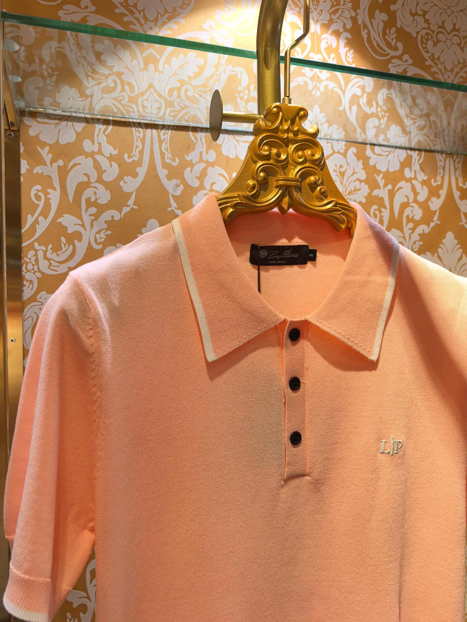 Counter synchronization Loro Piana 2026/ss New Arrival sweater Loro Piana letter embroidery on the chest The fabric is perfectly made with 14 needles of imported machines. The counter restores one-to-one upper body spirit Comfortable Breathable Slim fit Color Shrimp Red Sizes S M L XL